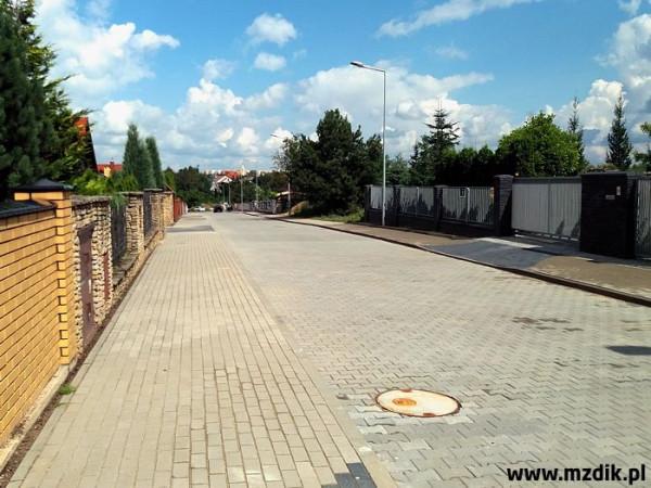 Ulica Spacerowa ma nawierzchnię z kostki betonowej