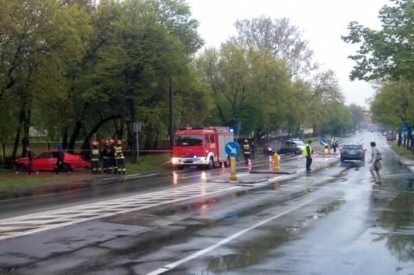 Na ul. Narutowicza zdarzają się wypadki, tak jak ten, gdy rozpędzone bmw uderzyło w drzewo
