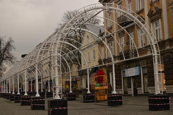 Rozkładanie tunelu świetlnego przy ul. Żeromskiego w Radomiu. Foto: Patrycja Sentowska