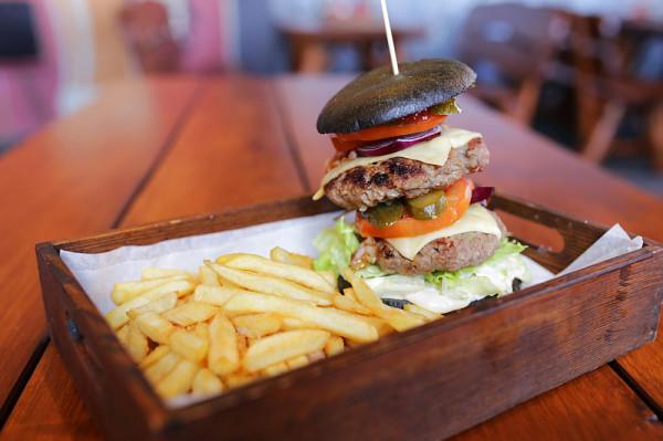 Popisowy burger Mr. Dark XXL, dla prawdziwych łakomczuchów