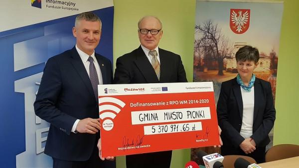 Umowę o unijne dofinansowanie podpisali dziś członek zarządu województwa mazowieckiego Rafał Rajkows