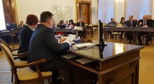 Początek sesji planowany jest na godz. 16