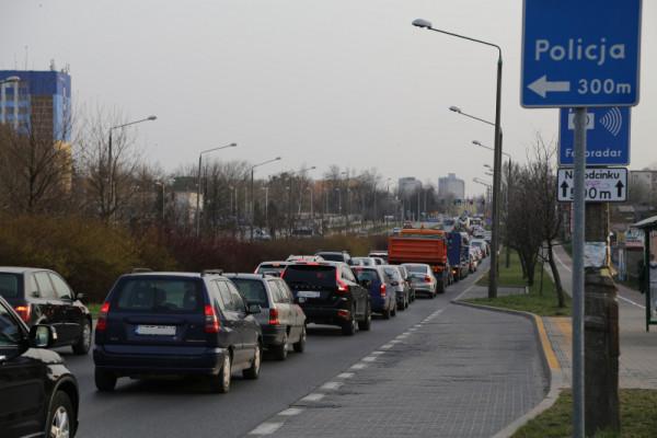 Ulica Chrobrego podczas szczytu. Transport drogowy to pierwsze ze źródeł powodujących hałas w Radomi