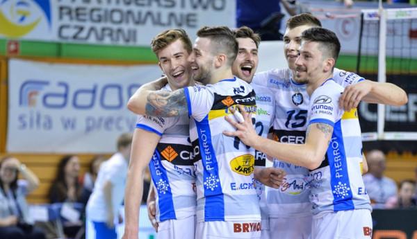 Radomianie nie mogli w taki sposób celebrować dzisiejszej potyczki w hali MOSiR. Foto: PlusLiga