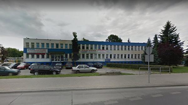 Działka na sprzedaż znajduje się na terenie za budynkiem biurowym