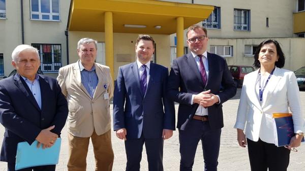 Prezydent Witkowski i wiceprezydent Zawodnik w towarzystwie dyrekcji szpitala