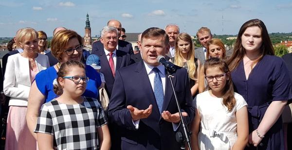 Wojciech Skurkiewicz w towarzystwie żony i córek