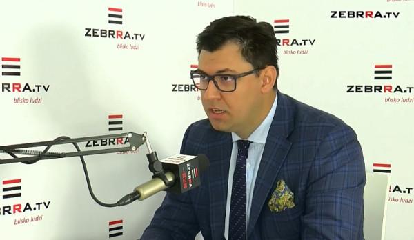 Na zdjęciu Konrad Frysztak. Program Kontrast Plus do obejrzenia codziennie, od poniedziałku do piątk
