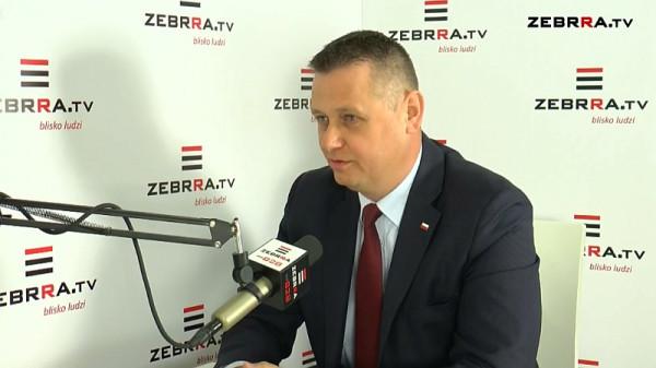 Na zdjęciu Artur Standowicz. Program Kontrast Plus do obejrzenia codziennie, od poniedziałku do piąt