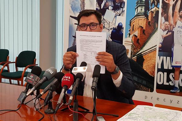 Wiceprezydent Konrad Frysztak z ogłoszeniem rozstrzygnięcia przetargu