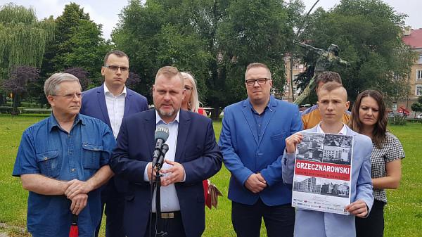 Marcin Dąbrowski w otoczeniu członków i sympatyków SLD