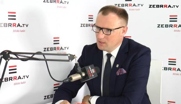Na zdjęciu Kamil Dziewierz. Program Kontrast Plus do obejrzenia codziennie, od poniedziałku do piątk