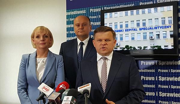 Podczas konferencji Wojciechowi Skurkiewiczowi towarzyszyli posłowie Anna Kwiecień i Andrzej Kosztow
