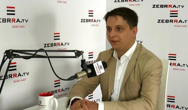 Na zdjęciu Karol Gutkowicz. Program Kontrast Plus do obejrzenia codziennie, od poniedziałku do piątk