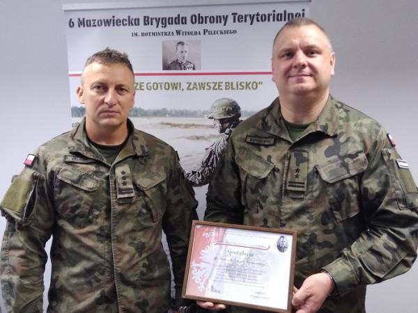 Dowódca 6. Mazowieckiej Brygady WOT płk Grzegorz Kaliciak i ppłk Łukasz Baranowski