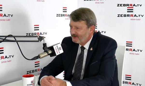 Na zdjęciu Jarosław Kowalik. Program Kontrast Plus do obejrzenia codziennie, od poniedziałku do piąt