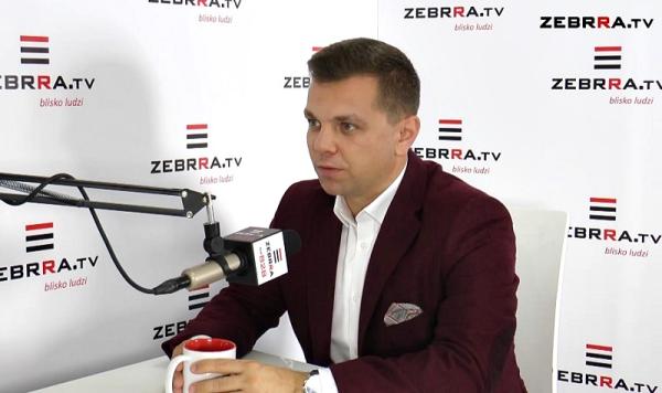 Na zdjęciu Jakub Kowalski. Program Kontrast Plus do obejrzenia codziennie, od poniedziałku do piątku