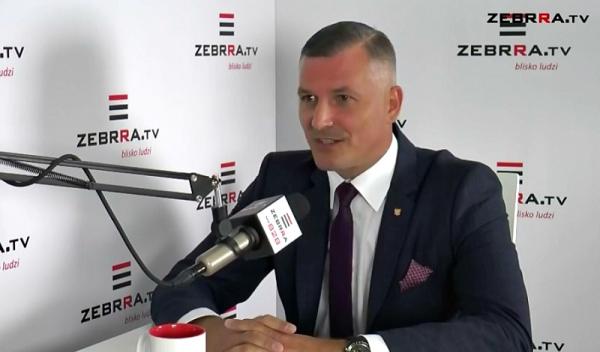 Na zdjęciu Rafał Rajkowski. Program Kontrast Plus do obejrzenia codziennie, od poniedziałku do piątk
