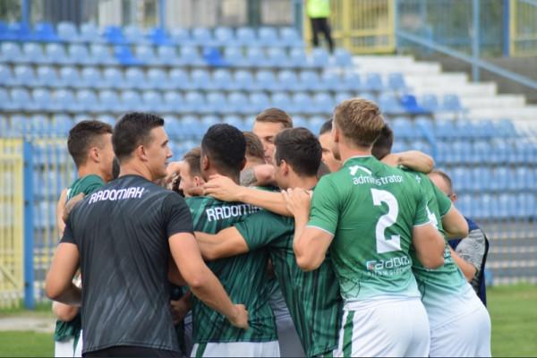 Leo w objęciach kolegów po golu w 1. minucie. Foto: Radomiak.pl