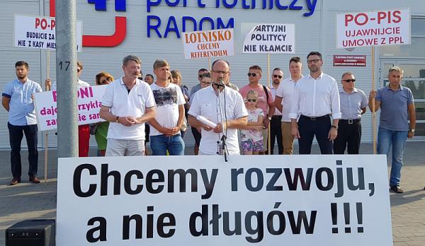 Pikieta przed Portem Lotniczym Radom