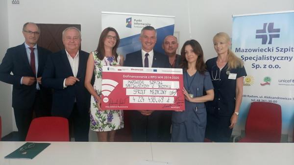 Umowę o dofinansowanie projektu podpisali członek zarządu województwa mazowieckiego Rafał Rajkowski 