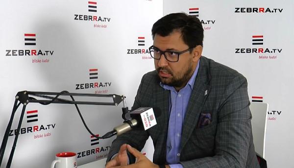 Na zdjęciu Konrad Frysztak. Program Kontrast Plus do obejrzenia codziennie, od poniedziałku do piątk