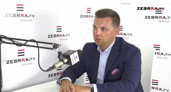Na zdjęciu Jakub Kowalski. Program Kontrast Plus do obejrzenia codziennie, od poniedziałku do piątku