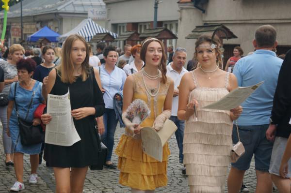 Wiele osób przychodzi na Uliczkę Tradycji w strojach z epoki