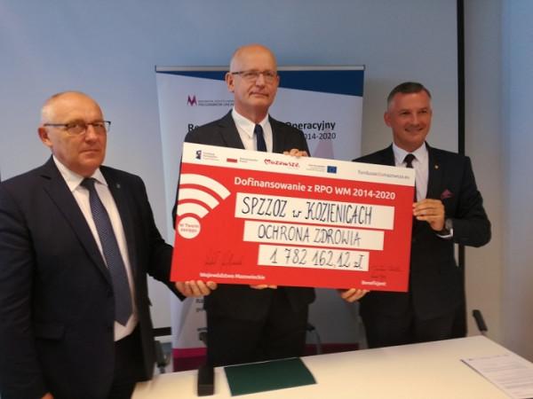 Umowę o dofinansowanie projektu podpisali Rafał Rajkowski, członek zarządu województwa mazowieckiego
