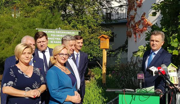 W głębi hotel dla owadów zapylających