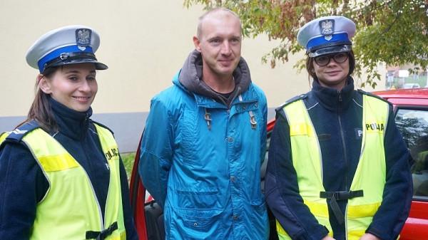 Jeden z uprzejmych kierowców w otoczeniu przemiłych policjantek