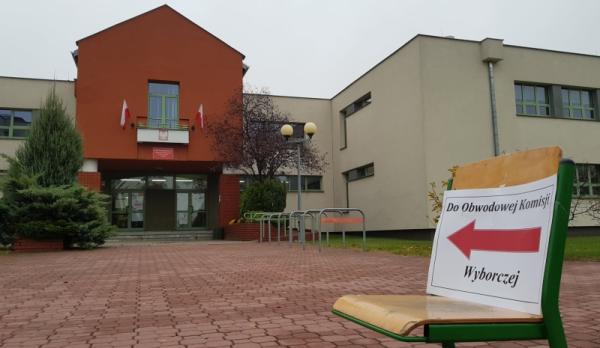 Do obwodowej komisji nr 106 przy ul. Rapackiego, nie sposób nie trafić :) 