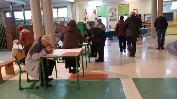 W komisji nr 28 na Gołębiowie 2 wszystko przebiega prawidłowo, komisja siedzi przy jednym stoliku