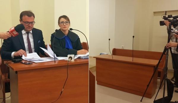 Radosław Witkowski ze swoją pełnomocniczką i pusta ława przewidziana dla Wojciecha Skurkiewicza i je