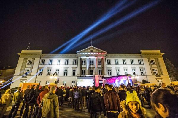 Spektakl o ludziach i wydarzeniach sprzed 100 lat łączył elementy inscenizacji, koncertu oraz projek