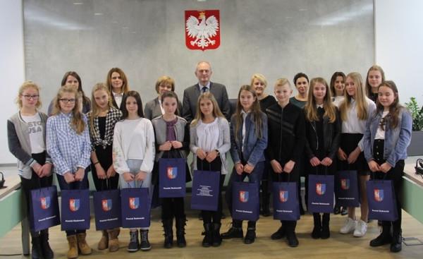 Uczestnicy konkursu z wicestarostą Romanem Frąkiem i opiekunami