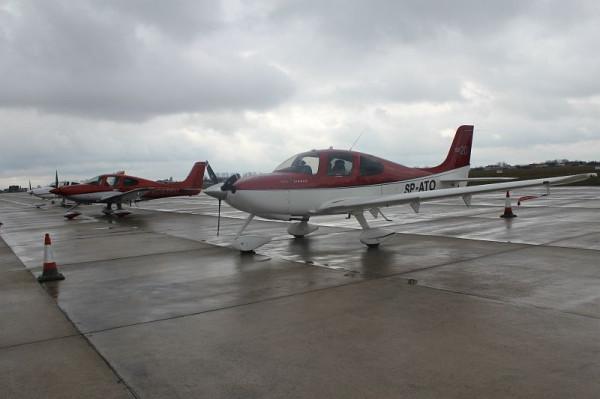 Samoloty firmy Cirrus Aircraft na lotnisku na Sadkowie 