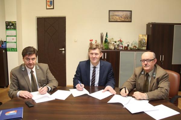 W imieniu powiatu dokumenty podpisał starosta Waldemar Trelka, Nadleśnictwo Marcule reprezentował na