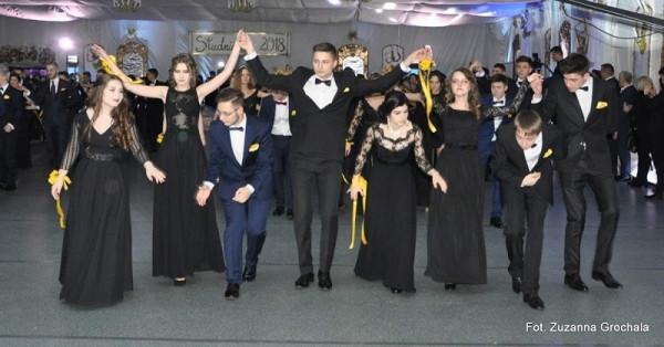 Studniówka się odbędzie czy nie? Jeśli tak, to kiedy? Maturzyści czekają na decyzję
