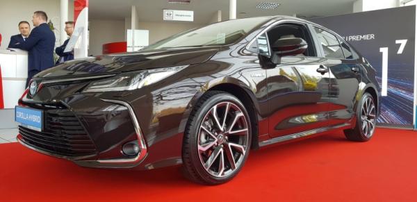 Corolla Sedan jest napędzana silnikiem 1.6 lub napędem hybrydowym 1.8 o mocy 122 KM.