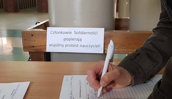 Przy wejściu do szkoły nauczyciele wpisują się na listę strajkujących