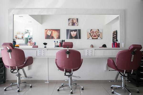 Salon fryzjerski powinien być podzielony na kilka stref. Pierwszą z nich jest oczywiście stanowisko 