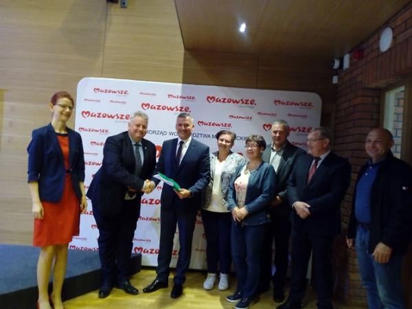 Umowy w tej sprawie podpisali wicemarszałek Rafał Rajkowski oraz beneficjenci. W spotkaniu wziął udz
