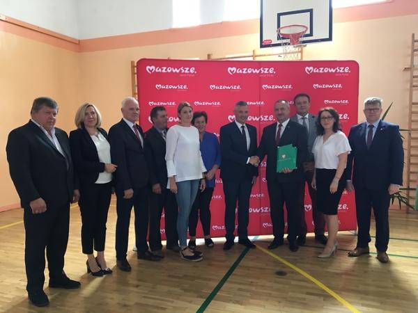 Umowy w tej sprawie podpisali wicemarszałek Rafał Rajkowski oraz beneficjenci z powiatu lipskiego