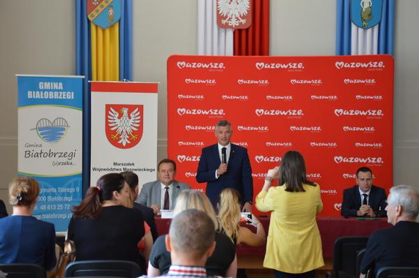 Umowy w tej sprawie podpisali wicemarszałek Rafał Rajkowski oraz beneficjenci z powiatu białobrzeski