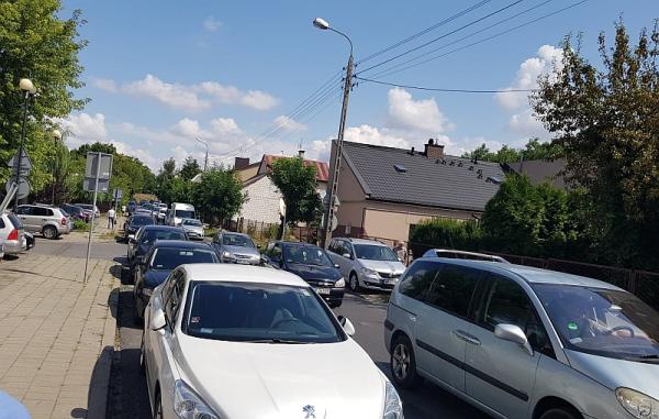 W piątek ul. Średnia w Radomiu została kompletnie zakorkowana przez auta odbiorców prądu, którzy tłu