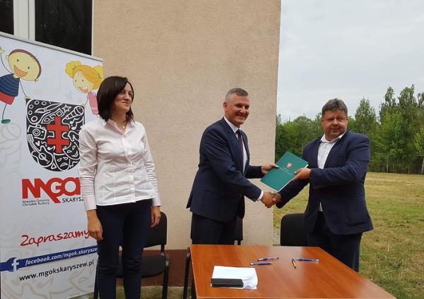 Umowy w tej sprawie podpisali wicemarszałek Rafał Rajkowski oraz beneficjenci