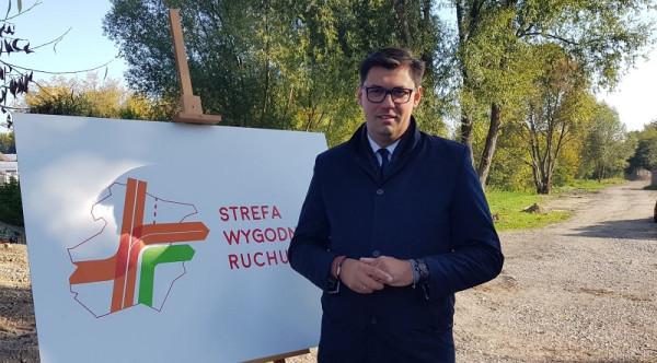 Konrad Frysztak podczas ogłaszania przetargu na kolejny odcinek trasy N-S