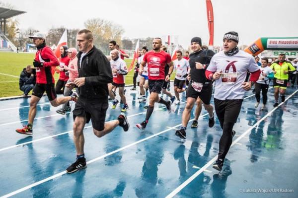 Uczestnikom nie przeszkodził obficie padający deszcz. Foto: UM Radom