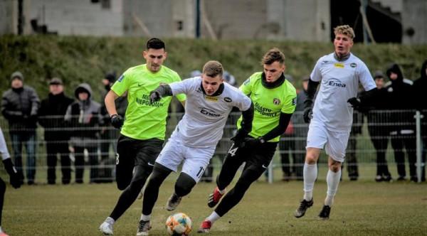 Sparing, który rozegrany został na bocznym boisku przy ul. Struga, obejrzało około 300 widzów. Foto: